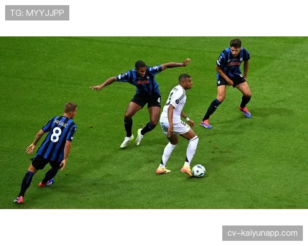 特写:在西甲举办的全球业余足球赛中,冠军奖品是欧冠决赛虚拟现场观赛权