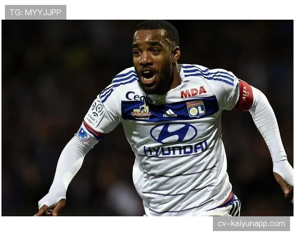 特写：里昂老将拉卡泽特打入赛季第15球后指向天空